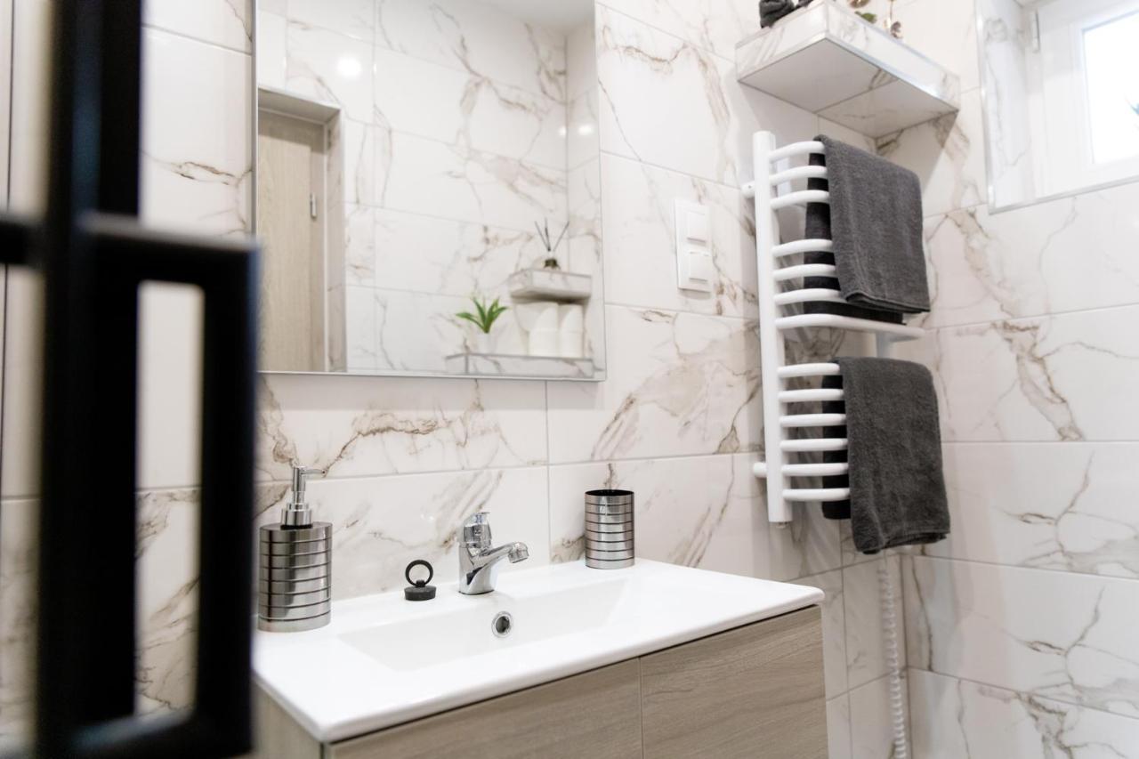 The Central Border Premium Apartment Штурово Экстерьер фото